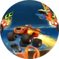 Červený monster truck Blaze s jezdcem AJem na závodní dráze s oranžovými rampami, plameny a modrým pozadím, jedlý obrázek na dort