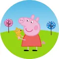 Prasátko Peppa v červených šatičkách drží žlutého medvídka Teddyho na zelené louce pod modrou oblohou, jedlý obrázek na dort