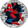 Spiderman v červeno-modrém obleku vylétá z díry v šedé cihlové zdi a vystřeluje pavučinu, jedlý obrázek na dort