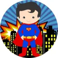 Superman s červeným pláštěm a znakem na hrudi před nočním městem s osvětlenými okny, modré paprsky v pozadí, jedlý obrázek na dort