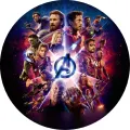Kulatý jedlý obrázek na dort: hrdinové Avengers kolem loga na vesmírném pozadí s fialovým Thanosem dole, jedlý obrázek na dort