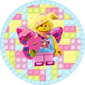 Figurka Lego v motýlím kostýmu s růžovými květinami na pozadí z pastelových kostek, jedlý obrázek na dort