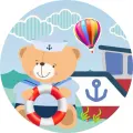 Hnědý medvídek v námořnické čepici drží plovací kruh u lodi na moři, nad ním letí barevný balon, jedlý obrázek na dort