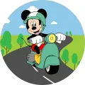 Mickey Mouse v zelené přilbě jede na retro skútru po silnici v zelené krajině pod modrou oblohou, jedlý obrázek na dort