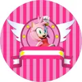 Růžová ježice Amy Rose se zvednutou pěstí v kruhu s bílými křídly a žlutými hvězdičkami na pruhovaném růžovém pozadí, jedlý obrázek na dort