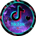 Kulatý jedlý obrázek s tyrkysovou a růžovou hudební notou, sluchátky a logem TikTok na fialovém vesmírném pozadí, obrázek na dort