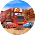 Kulatý jedlý obrázek na dort: Blesk McQueen, kamion Mack a modrá Sally z filmu Cars na pozadí skalního kaňonu pod modrou oblohou