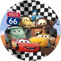 Kulatý jedlý obrázek na dort: červený závoďák Blesk McQueen s číslem 95, žlutá Cruz a parta z Cars na Route 66 se šachovnicí.