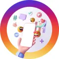 Kulatý jedlý obrázek na dort: ruka držící telefon obklopený smajlíky, srdíčky a palcem nahoru na fialovo-oranžovém pozadí