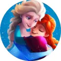 Anna a Elsa z Frozen se objímají na modrém zasněženém pozadí s vločkami, kulatý jedlý obrázek na dort