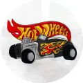 Kreslený černý hot rod s plameny na žluto-červené karoserii, nad ním ohnivé logo Hot Wheels na světlém pozadí – jedlý obrázek na dort