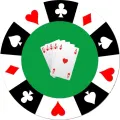 Kulatý jedlý obrázek s černobílým pokerovým žetonem a královskou postupkou srdcových karet na zeleném pozadí, jedlý obrázek na dort
