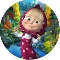 Máša sedí u modrého potůčku v pohádkové krajině se zelenou přírodou, jedlý obrázek na dort