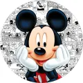 Mickey Mouse s bílými rukavicemi u brady v červených kalhotách na černobílém komiksovém pozadí, jedlý obrázek na dort