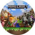 Kulatý jedlý obrázek na dort s Minecraft postavou Alex, železným golemem a pillagery na zelené trávě pod modrou oblohou