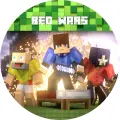 Tři postavičky v brnění brání postel z Minecraftu na zeleném pixelovém pozadí s nápisem Bed Wars, jedlý obrázek na dort