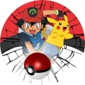 Kulatý jedlý obrázek na dort: mladý trenér v červené kšiltovce a žlutý Pikachu vyrážejí ze zdi, v popředí červenobílý pokebal