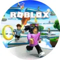 Jedlý obrázek na dort s postavami Roblox běžícími po plošinách nad oblaky, v modré a růžové barvě s logem nad nimi.