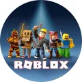 Kulatý jedlý obrázek na dort s pěti postavičkami z Roblox v řadě pod světlem na modrém pozadí, nápis ROBLOX dole