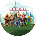 Kulatý jedlý obrázek na dort: pět postaviček Roblox v barevných kostýmech stojí na zeleném trávníku před modrými mrakodrapy s červeným logem
