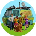 Scooby-Doo a parta pátračů stojí před tyrkysovou dodávkou Mystery Machine na světle modrém pozadí, jedlý obrázek na dort