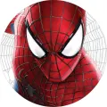 Kulatý jedlý obrázek s velkou červenou maskou Spidermana s černými pavučinami a bílými očima na světlém pozadí, obrázek na dort