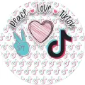 Kulatý jedlý obrázek s tyrkysovou rukou v gestu míru, růžovým srdcem a nápisem peace love tiktok na tmavém pozadí, jedlý obrázek na dort