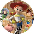 Kulatý jedlý obrázek s kovbojkou Jessie, Buzzem a Woodym z Toy Story na dřevěném pozadí, jedlý obrázek na dort