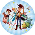 Kulatý jedlý obrázek s Woodym, Buzzem a dalšími hračkami z Toy Story na modrém pozadí s hvězdičkami, obrázek na dort