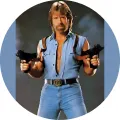 Chuck Norris v džínové bundě a džínách se zbraněmi v rukou na tmavém pozadí, jedlý obrázek na dort