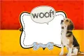 Štěně bígla sedící na červenožlutém pozadí se vzorem kostiček, s modrou kostí a bublinou woof, jedlý obrázek na dort