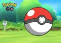 Červenobílý Pokéball letící nad zelenou loukou s logem Pokémon GO v levém horním rohu, jedlý obrázek na dort