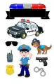 Jedlý obrázek s usměvavým policistou v modré uniformě, bílo-černým hlídkovým autem s majákem a hnědým služebním psem
