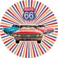 Kulatý jedlý obrázek s nápisem Route 66, třemi klasickými americkými auty v červeno-tyrkysových barvách a paprsky v modré, červené a oranžov