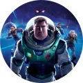 Buzz Rakeťák v bílém skafandru před tmavomodrou vesmírnou základnou, za ním jeho tým a robot Zurg, jedlý obrázek na dort