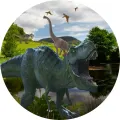 Zelený T-rex s otevřenou tlamou, šedý brachiosaurus a tři pterosauři u jezírka v pravěké krajině, jedlý obrázek na dort