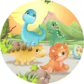 Kulatý jedlý obrázek na dort: čtyři barevní dinosauři u sopky, vpravo tyrkysové vejce s oranžovými tečkami, žluto-oranžové pozadí.