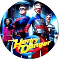 Kulatý motiv Henry Danger s Kidem Dangerem, Kapitánem Manem, Charlotte a Jasperem v kostýmech superhrdinů, s žluto-červeným logem, jedlý obr