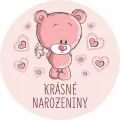 Kulatý růžový medvídek držící za zády kytičku, obklopený srdíčky na světle růžovém pozadí s nápisem Krásné narozeniny, jedlý obrázek na dort
