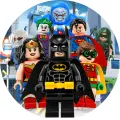 Kulatý jedlý obrázek na dort s kostičkovými postavami: Batman, Robin, Superman a Joker v komiksovém městě, sytě barevný.