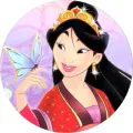 Princezna Mulan v červených šatech s modrým motýlkem na růžovofialovém pozadí, jedlý obrázek na dort