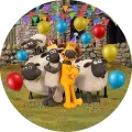 Ovečka Shaun a pes Bitzer na zelené louce s barevnými balónky a konfetami, jedlý obrázek na dort
