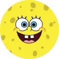 Kulatý jedlý obrázek s usměvavým SpongeBobem: žlutý obličej, modré oči a široký úsměv se dvěma zuby, jedlý obrázek na dort.
