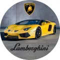 Žluté sportovní auto Lamborghini s černými koly a logem býka na šedém pozadí, jedlý obrázek na dort