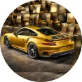 Zlatý sportovní vůz Porsche se černými koly a zadním spoilerem před zlatou stěnou, jedlý obrázek na dort