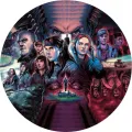 Kulatý jedlý obrázek s postavami ze Stranger Things, Eleven a Max, Hopperem a záporákem na tmavě modrém pozadí, jedlý obrázek na dort
