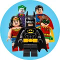 Kulatý jedlý obrázek s kostičkovými postavami Lego Batmana, Supermana, Wonder Woman, Robina a Jokera na modrém pozadí, jedlý obrázek na dort