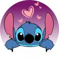 Kulatý jedlý obrázek: usmívající se modrý Stitch s růžovými srdíčky na fialovém pozadí přecházejícím do bílé, obrázek na dort