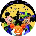 Mickey a Minnie v halloweenských kostýmech drží svítící dýni před žlutým měsícem, hradem a netopýry – jedlý obrázek na dort