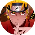 Anime nindža Naruto se žlutými vlasy a čelenkou skládá pečeť na tmavém pozadí, na zádech rukojeť meče, jedlý obrázek na dort
